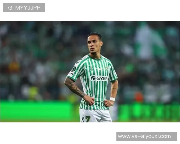 受欢迎,深夜仍有大批贝蒂斯球迷在欢迎安东尼的到来 受欢迎,深夜仍有大批贝蒂斯球迷在欢迎安东尼的到来