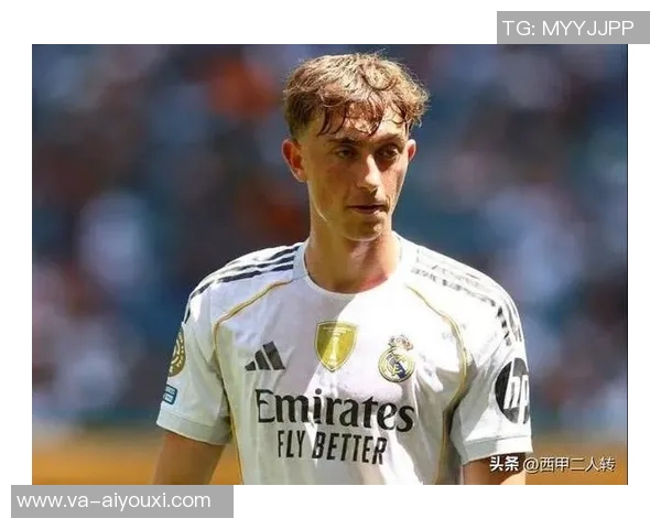 赫伊森观看马拉加比赛，获赠专属4号球衣，尽显荣耀与风采